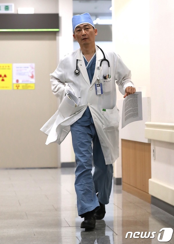 Netflix《外傷重症中心》竟是真人真事改編！國民醫生李國鍾比朱智勳還狂，