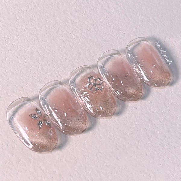 漸層美甲款式推薦11：玻璃感漸層美甲