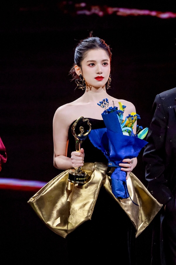 「最看好她2025一夕爆火」陸劇95花TOP10!趙露思第十《五福臨門》盧昱曉第4，冠軍是她