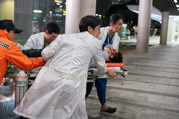 Netflix《外傷重症中心》劇情彩蛋！原著作者是醫生卻被醫學顧問吐槽？朱智勛刺青竟有這含義！