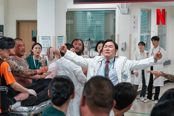 Netflix《外傷重症中心》劇情彩蛋！原著作者是醫生卻被醫學顧問吐槽？朱智勛刺青竟有這含義！