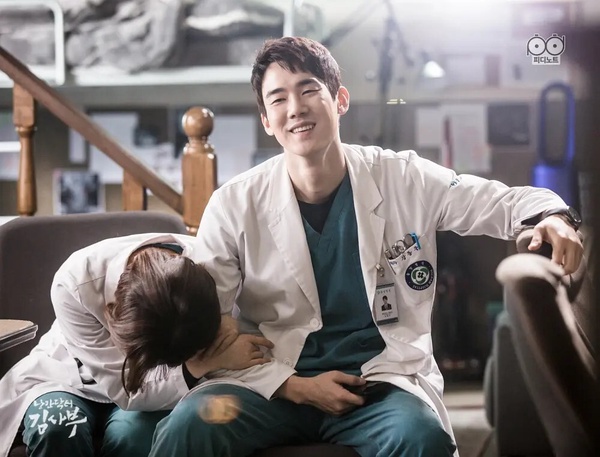 Netflix《外傷重症中心》劇情彩蛋！原著作者是醫生卻被醫學顧問吐槽？朱智勛刺青竟有這含義！