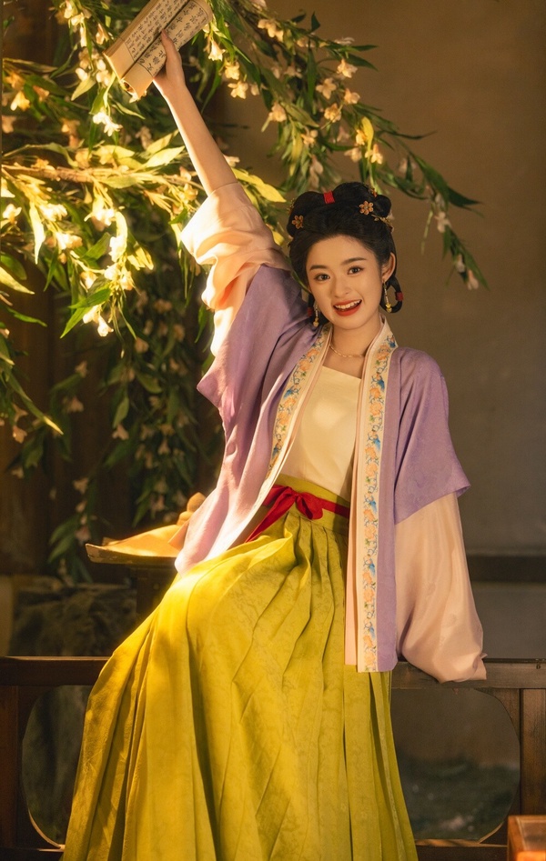 《五福臨門》8位古裝美人誰最美？盧昱曉造型美翻，黃楊鈿甜美，《甄嬛傳》浣碧也客串