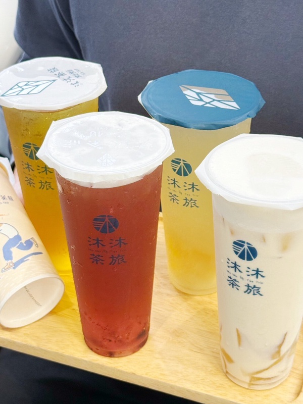 手搖優惠、新品！萬波「搖搖草莓、草莓牛奶」再享2杯100優惠，麻古茶坊草莓手搖也回歸