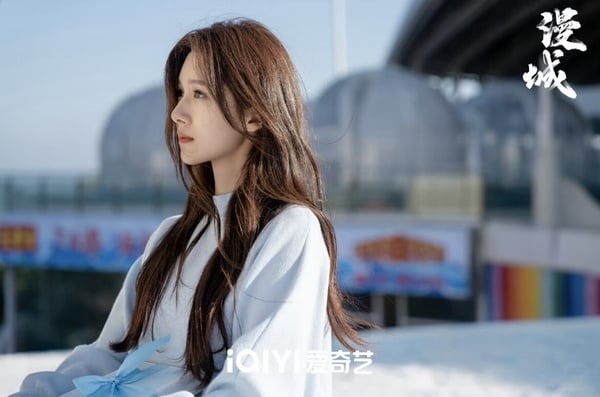 余承恩、王子璇《漫城》情人節開播：男帥女美太養眼、網讚像浪漫小說真實上演！