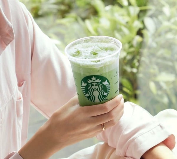 星巴克醇濃抹茶那堤，呈現漸層的綠色與白色