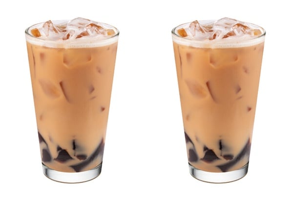 星巴克紅茶那堤，裝在透明杯中，呈現奶茶色澤並加入黑糖葛粉