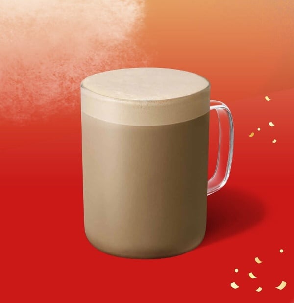 冰的星巴克福吉茶那堤，裝在透明馬克杯中