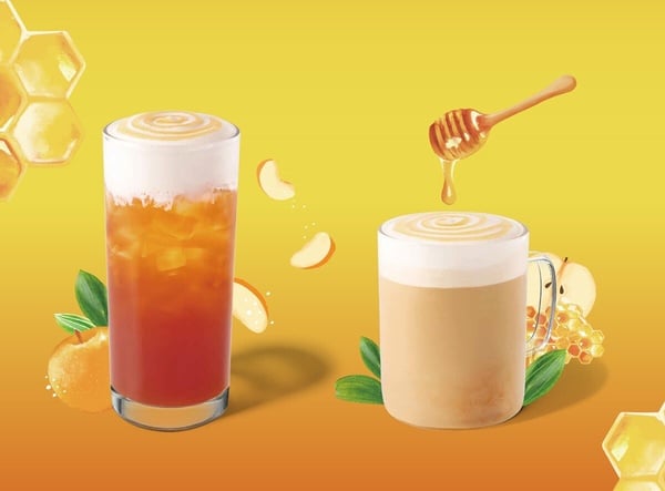 兩杯星巴克秋季限定飲品，奶香蜂蜜甜梨風味紅茶與那堤