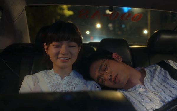 Netflix《童話故事下集》小鹿超綠茶？穿已婚男襯衫&amp;amp;amp;調正宮安全帽帶長度，這點公認最婊