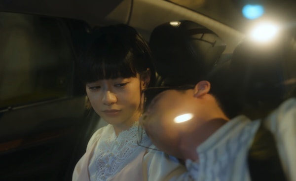 Netflix《童話故事下集》小鹿超綠茶？穿已婚男襯衫&amp;amp;amp;調正宮安全帽帶長度，這點公認最婊