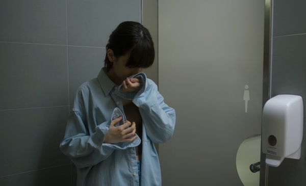 Netflix《童話故事下集》小鹿超綠茶？穿已婚男襯衫&amp;amp;amp;調正宮安全帽帶長度，這點公認最婊