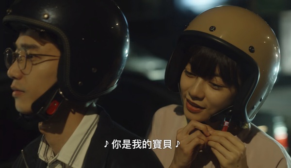 Netflix《童話故事下集》小鹿超綠茶？穿已婚男襯衫&amp;amp;amp;調正宮安全帽帶長度，這點公認最婊