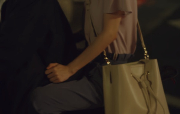 Netflix《童話故事下集》小鹿超綠茶？穿已婚男襯衫&amp;amp;amp;調正宮安全帽帶長度，這點公認最婊