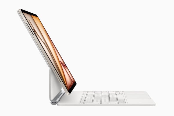 iPhone 16e蘋果春季發表會登場！推出黑白二色，動作按鈕、強大相機系統「這天」開賣！
