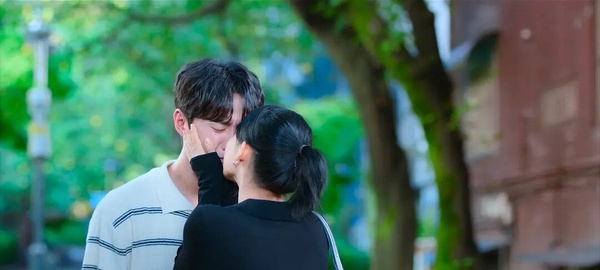 副線CP比主線好看韓劇！《我們的浪漫電影》李濬榮&amp;amp;amp;amp;全素妮虐心卻圓滿了，他們甜到2搭啦