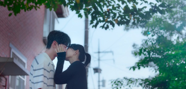 副線CP比主線好看韓劇！《我們的浪漫電影》李濬榮&全素妮虐心卻圓滿了，他們甜到2搭啦
