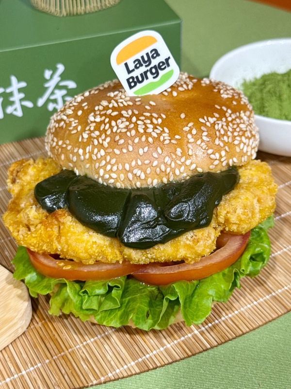 「天空抹茶炸雞芝加哥堡」也要試試看，炸雞加上抹茶的搭配，吃起來口感層次豐富
