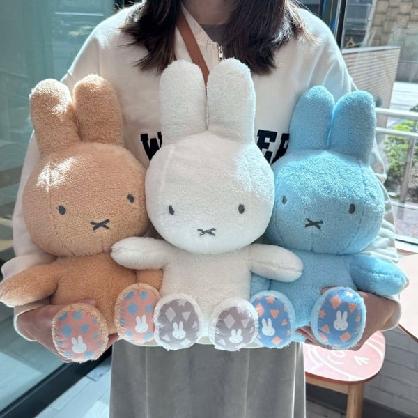 7-11「Miffy米飛兔70週年」集點！巨大75cm米飛兔玩偶、翻轉抱枕、隨行杯等30款一次看