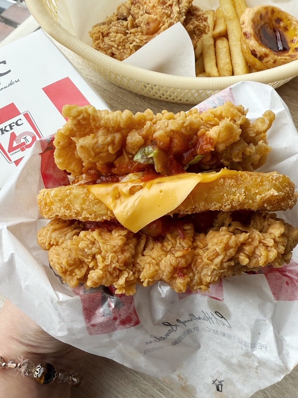 肯德基必吃+1！肯德基新品「莎莎咔啦肉霸堡」3/4開賣