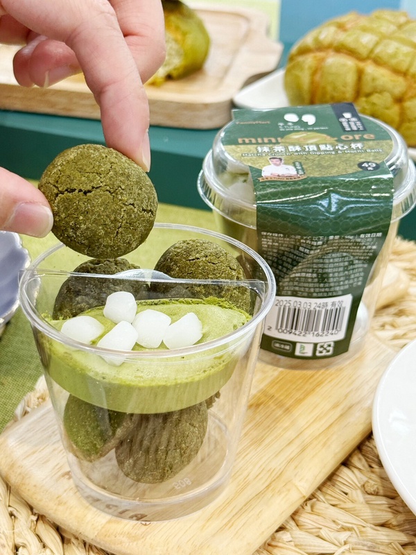 全家聯名「午冬5.TUNG」，推出這個「抹茶酥頂點心杯」
