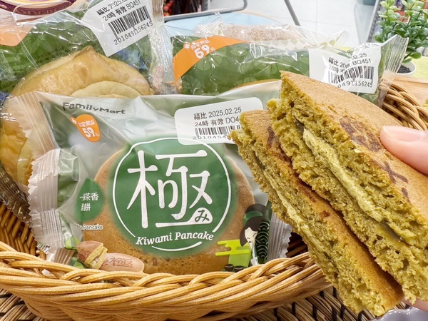 還有「一抹茶香鬆餅」以靜岡抹茶粉製成蓬鬆餅皮，搭配抹茶奶霜與宇治抹茶豆沙