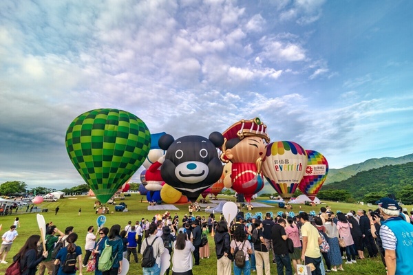 2025「台東熱氣球嘉年華」有公休日、全新造型氣球、8場光雕音樂會別錯過