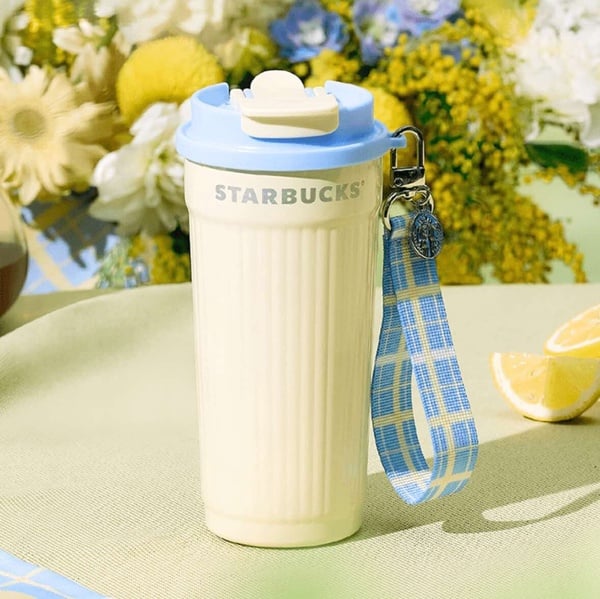 星巴克「奶油黃系列星杯」新登場！晴空馬克杯碟組、小熊吸管杯、雙飲口奶油杯可愛必收