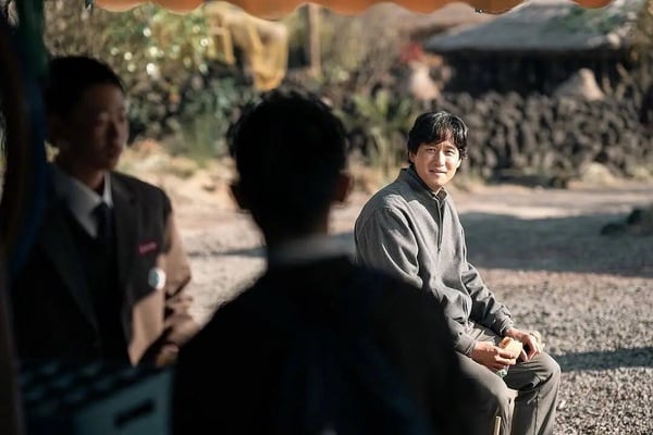 《苦盡柑來遇見你》演員介紹！中年IU是影后，中年朴寶劍是國民渣男？他因恐同言論惹議