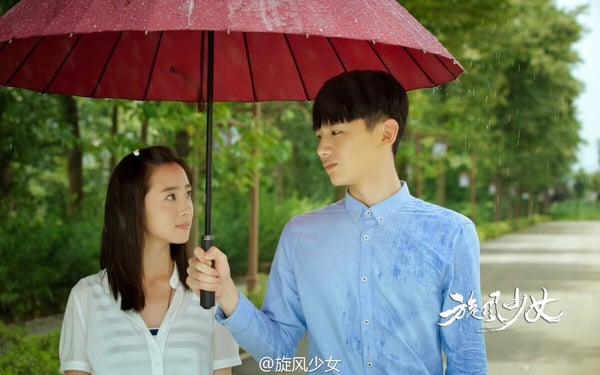白敬亭在《旋風少女》中飾演喻初原，青澀的模樣令人印象深刻
