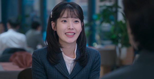 Netflix《苦盡柑來遇見你》劇情彩蛋細節！IU媽媽為什麼死了？道義獎學金竟然是她送的