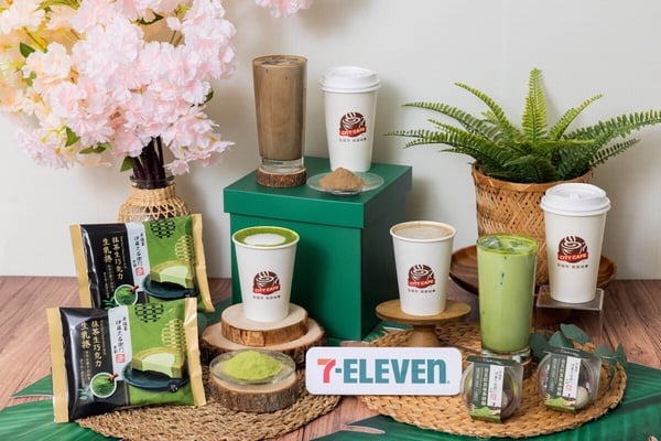 7-11新推出「鹿兒島濃焙茶拿鐵」，福岡八女濃抹茶拿鐵加量50%抹茶粉，再推2款抹茶甜點
