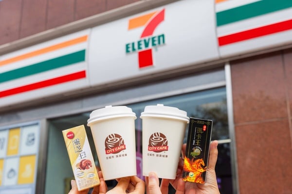 7-11新推出「鹿兒島濃焙茶拿鐵」，福岡八女濃抹茶拿鐵加量50%抹茶粉，再推2款抹茶甜點