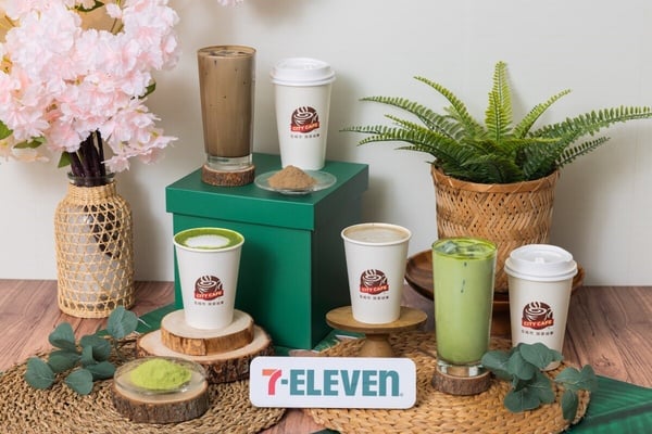 7-11新推出「鹿兒島濃焙茶拿鐵」，福岡八女濃抹茶拿鐵加量50%抹茶粉，再推2款抹茶甜點