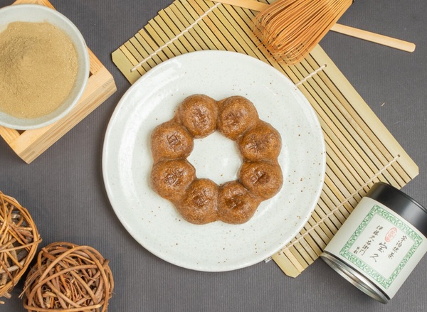 喜愛焙茶的人也好幸福！不只抹茶，Mister Donut為了呈現濃雙茶饗宴，此次新品承襲伊藤久右衛門百年傳統茶道精神並運用嚴選焙茶