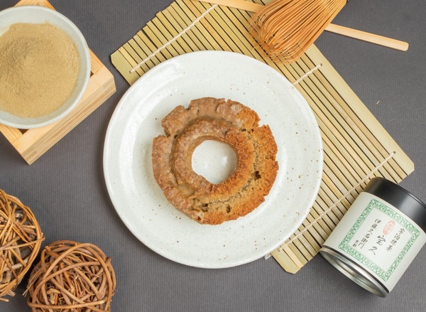 喜愛焙茶的人也好幸福！不只抹茶，Mister Donut為了呈現濃雙茶饗宴，此次新品承襲伊藤久右衛門百年傳統茶道精神並運用嚴選焙茶
