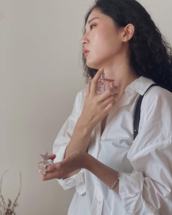 香水持香技巧！衣服吊牌、三明治噴法必學