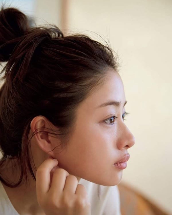 石原里美不像孕婦！頒獎典禮美到發光、後天變美技巧公開