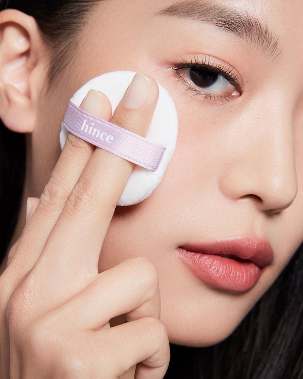 春夏「偽素顏底妝」！有透亮感的霧面底妝，化妝師有解、零後重面具感