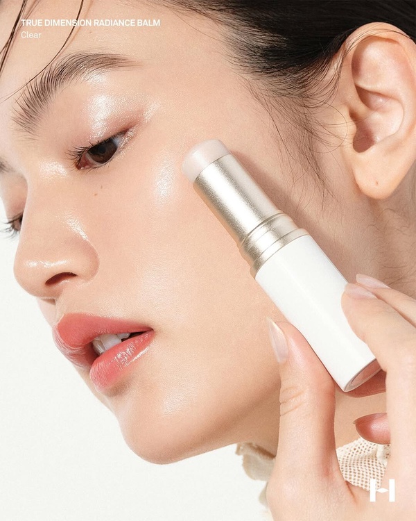 春夏「偽素顏底妝」！有透亮感的霧面底妝，化妝師有解、零後重面具感