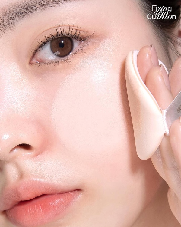 春夏「偽素顏底妝」！有透亮感的霧面底妝，化妝師有解、零後重面具感