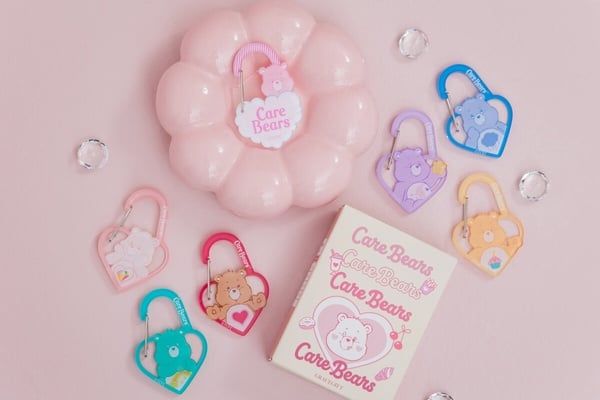 Grace Gift X Care Bears™ 第二彈聯名亮點四：全新兩款造型鑰匙圈盲盒同步販售中！
