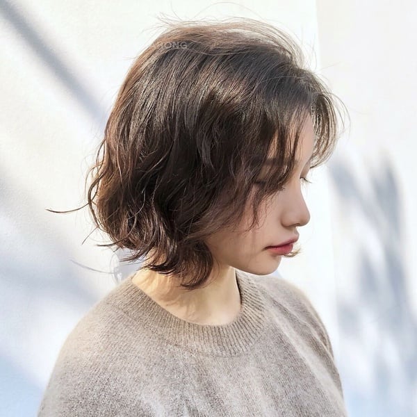 2025中短髮造型推薦18款！水波紋、一刀切、層次剪，修飾臉型又百搭