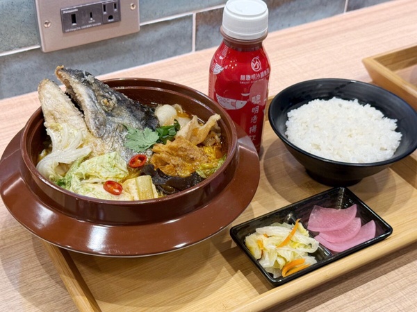 (沙鍋鮭魚頭): Lalaport 南港限定的林聰明沙鍋鮭魚頭套餐，湯頭濃郁、鮭魚肉質鮮嫩