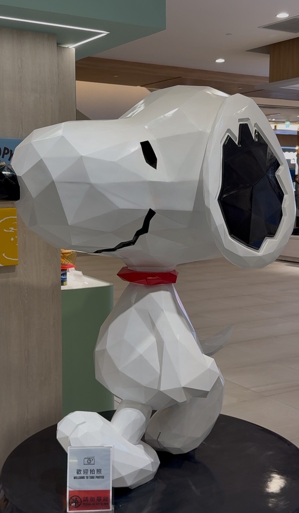 Lalaport 南港 B1 康寧餐具專賣店內的巨型史努比公仔，吸引許多顧客拍照打卡。
