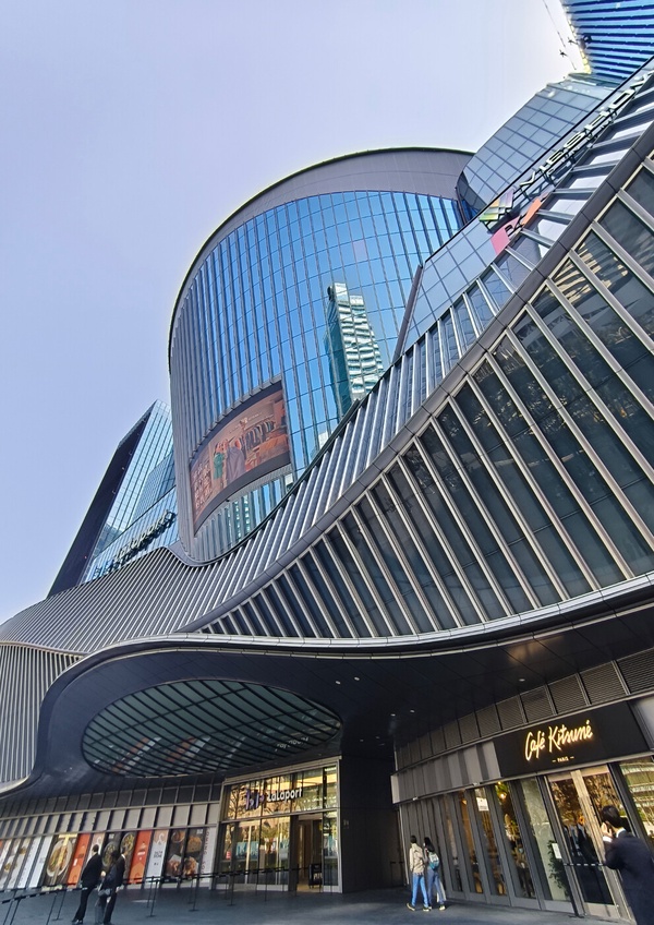 lalaport商場門口，寬敞明亮的空間，人潮熙攘，各色商店林立