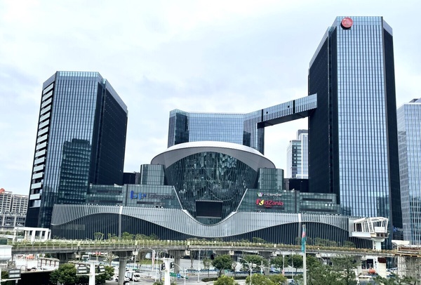  lalaport 商場外觀，現代感十足的建築設計，玻璃帷幕映照著藍天白雲。