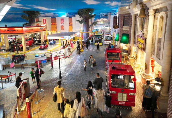  KidZania 內模擬城市街景，提供逼真的職業體驗環境。