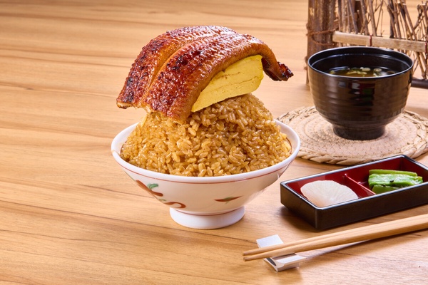 鰻鰻EXPRESS 的活力元氣鰻丼，鋪滿了鮮嫩的鰻魚，香氣撲鼻