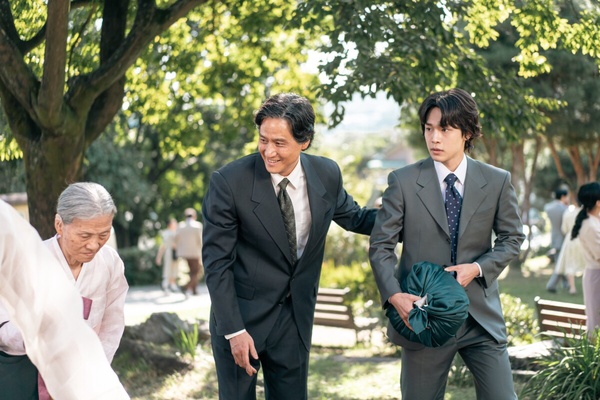 Netflix《苦盡柑來遇見你》劇情彩蛋！IU真的被說過是北韓間諜，金宣虎真實身份是他？